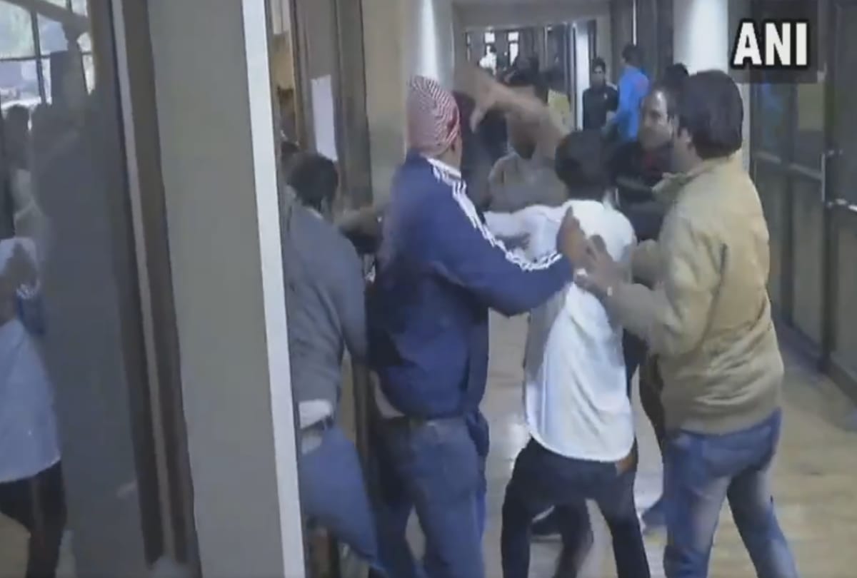 scuffle broke out between alleged supporters of sushil kumar parveen rana in delhi stadium