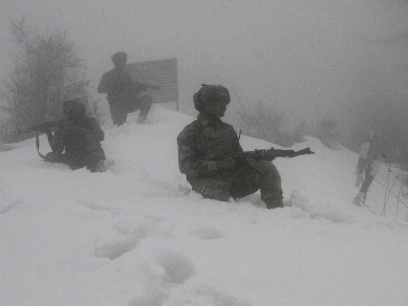 heavy snowfall on loc in jammu kashmir, pakistani intruders may enter