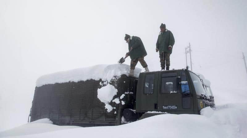 heavy snowfall on loc in jammu kashmir, pakistani intruders may enter