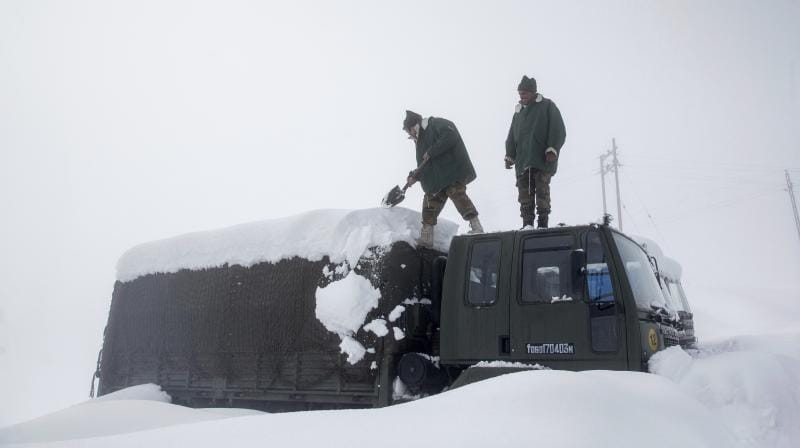 heavy snowfall on loc in jammu kashmir, pakistani intruders may enter