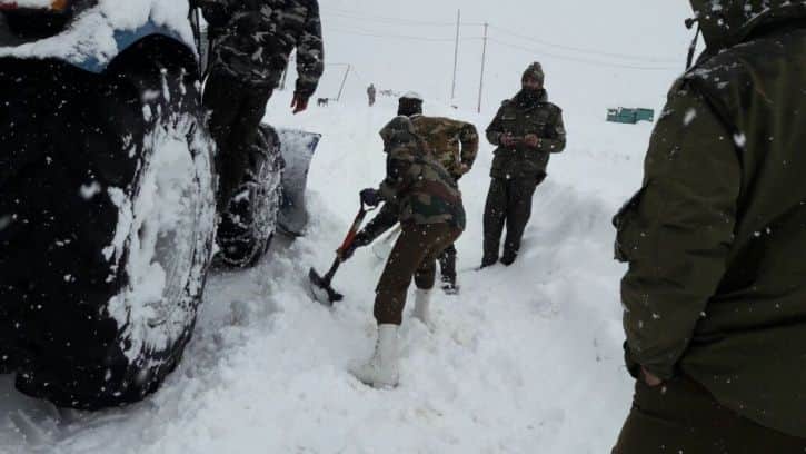 heavy snowfall on loc in jammu kashmir, pakistani intruders may enter