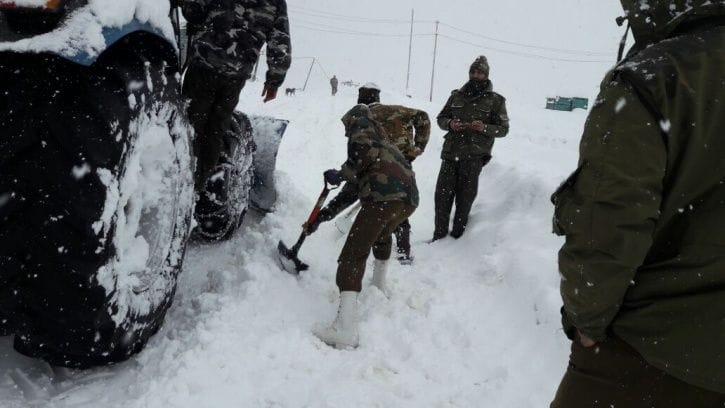 heavy snowfall on loc in jammu kashmir, pakistani intruders may enter