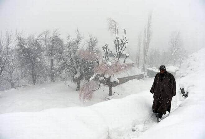 heavy snowfall on loc in jammu kashmir, pakistani intruders may enter
