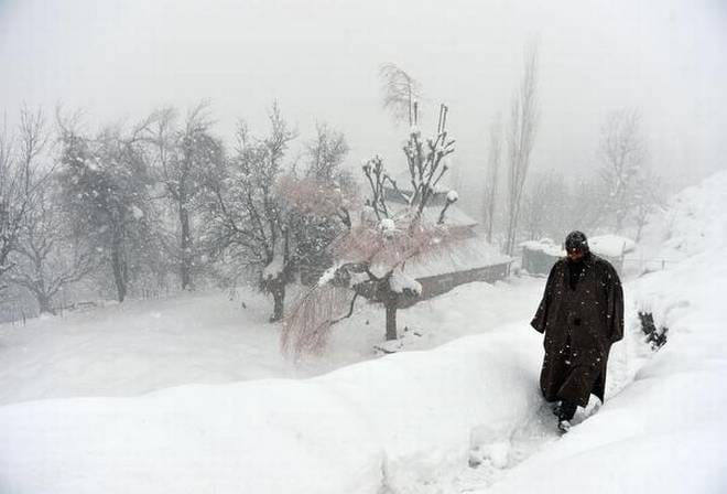heavy snowfall on loc in jammu kashmir, pakistani intruders may enter
