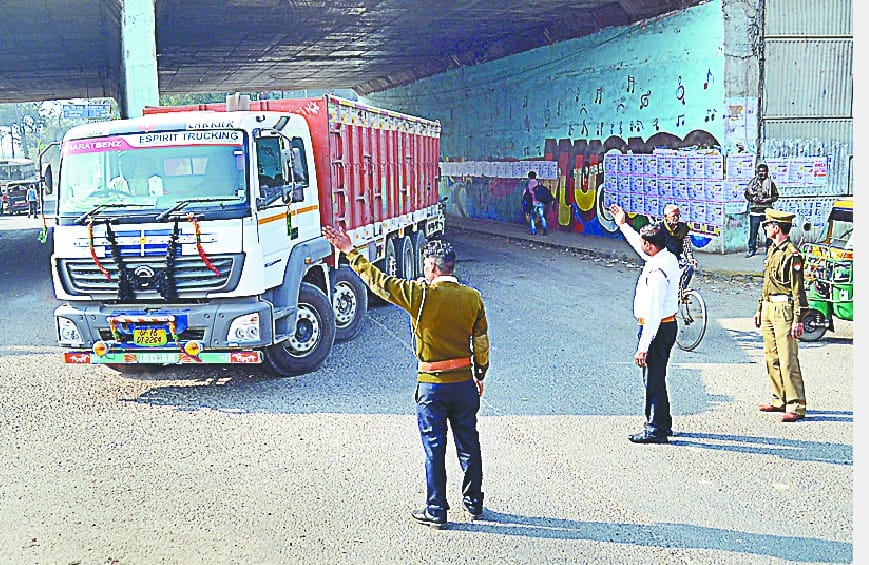 sakriye hui police , sheher me nahi khuse bhaari vaahan