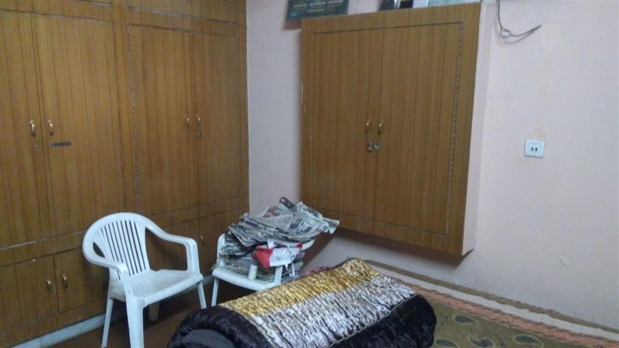 Behind the police post, 15 lakhs theft from the former Union minister's house