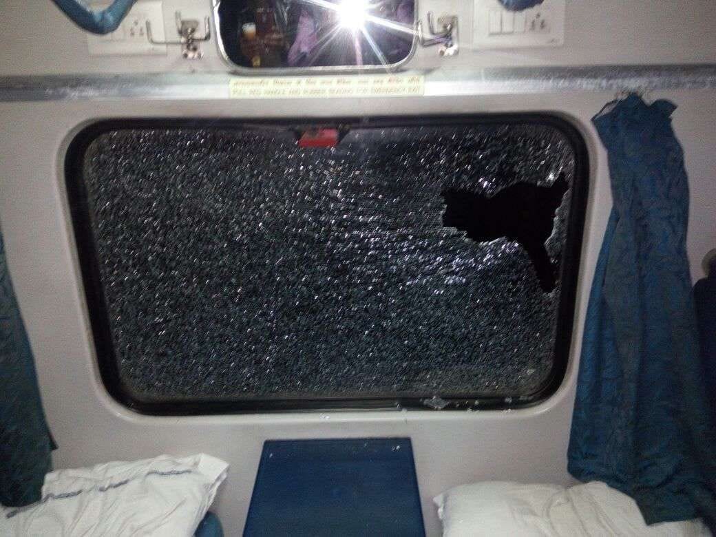 कामायनी ट्फेन के एसी बोगी में पथराव, टूटा शीशा