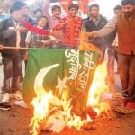 मुख्यालय के ट्रैफिक चौराहे में पाकिस्तान का पुतला फूंकते अभाविप कार्यकर्ता। 