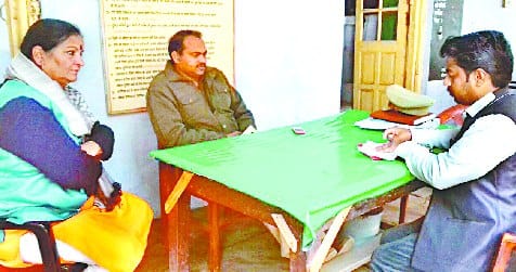 दबंगों ने रोकी जेसीबी तो थाने पहुंचीं चेयरमैन