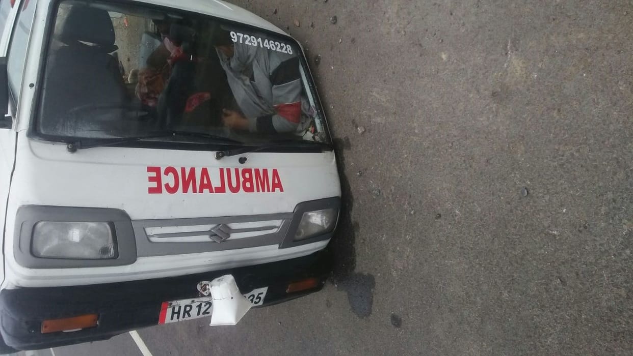 Ambulance met with an accident on Lucknow agra express way