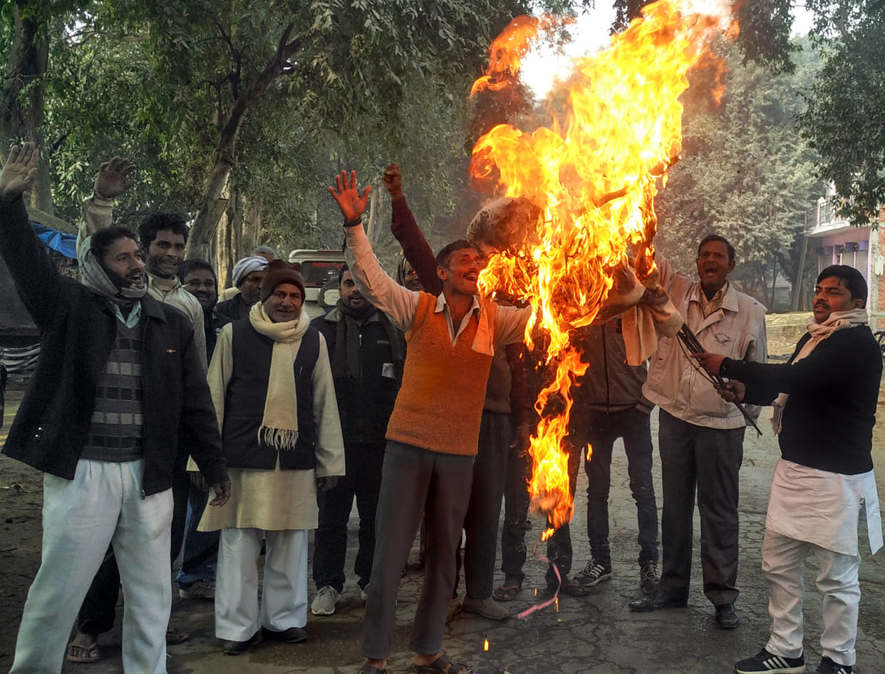 सपा ने यूपी सरकार का पुतला जलाया