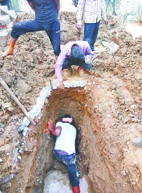 पेयजल लाइन लीकेज और सीवर चैंबर के नीचे मिली