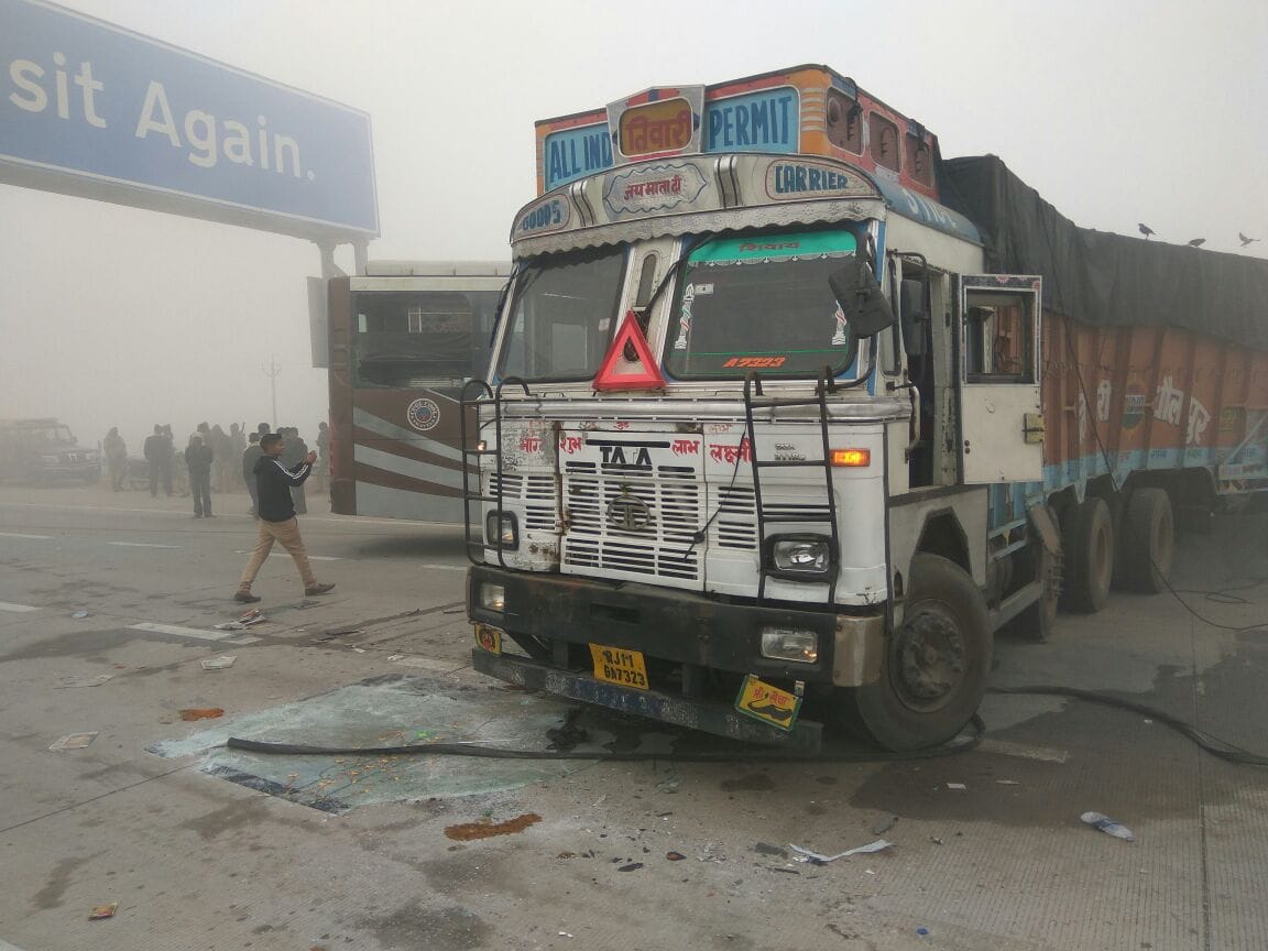 accident in fog yamuna expressway