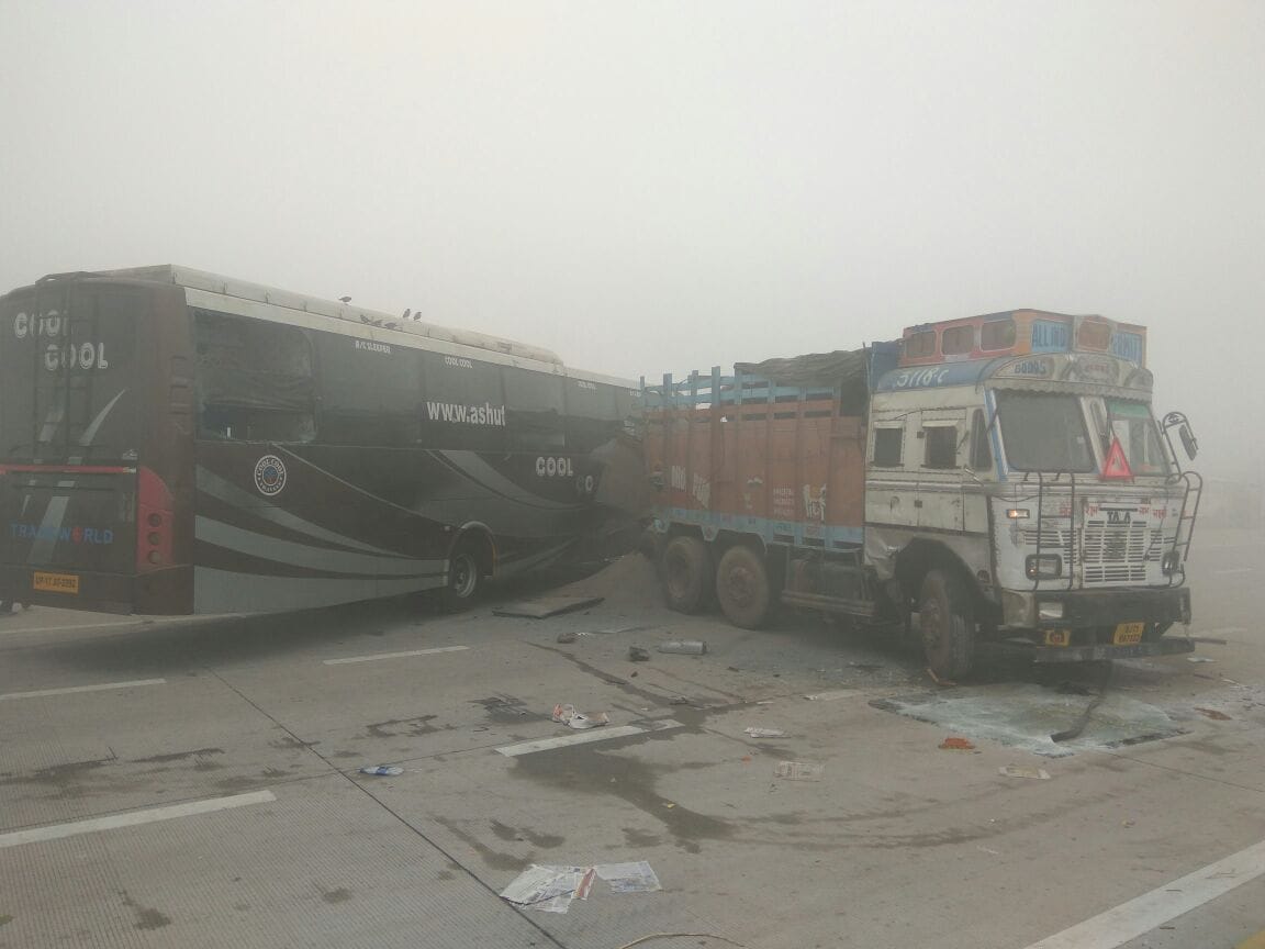 accident in fog yamuna expressway