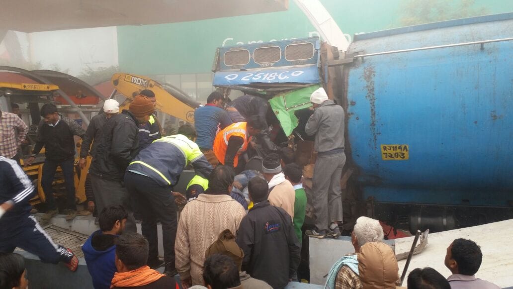 accident in fog yamuna expressway