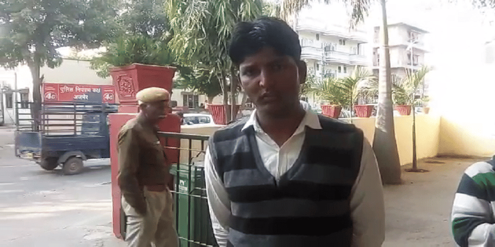 postman brutally beaten up by the car showroom staff in ajmer 