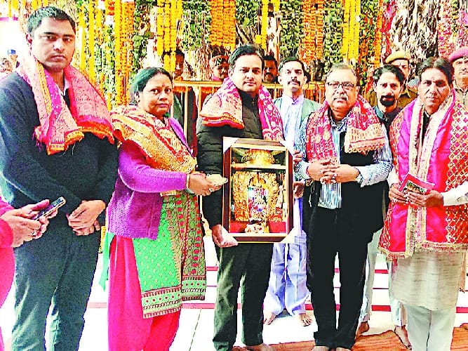 डी चक्रवर्ती ने चिंतपूर्णी में नवाया शीश