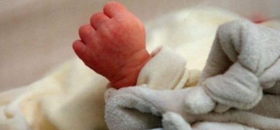 husband throw baby in front of running vehicle