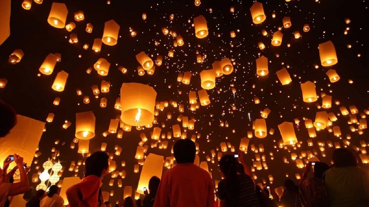 Mumbai: Flying lanterns ban by police in the city ahead of new year 2018 celebration