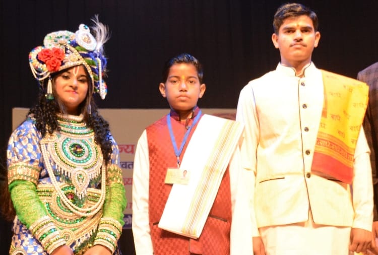 puneesh scored first position in geeta gayan pratiyogita