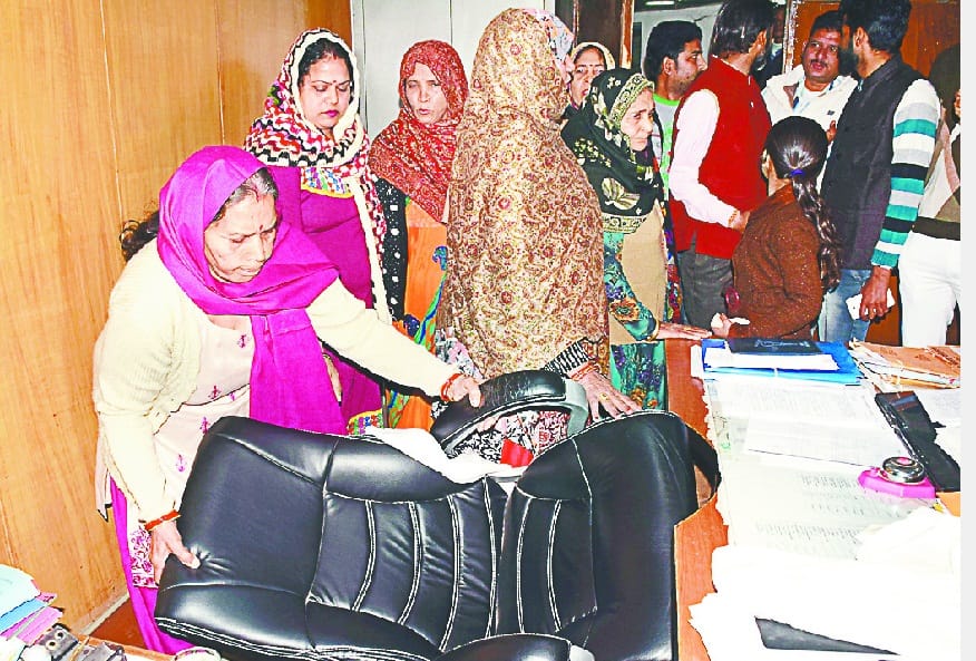 teseeldaar ki kursi par kaabij mahila kisaan