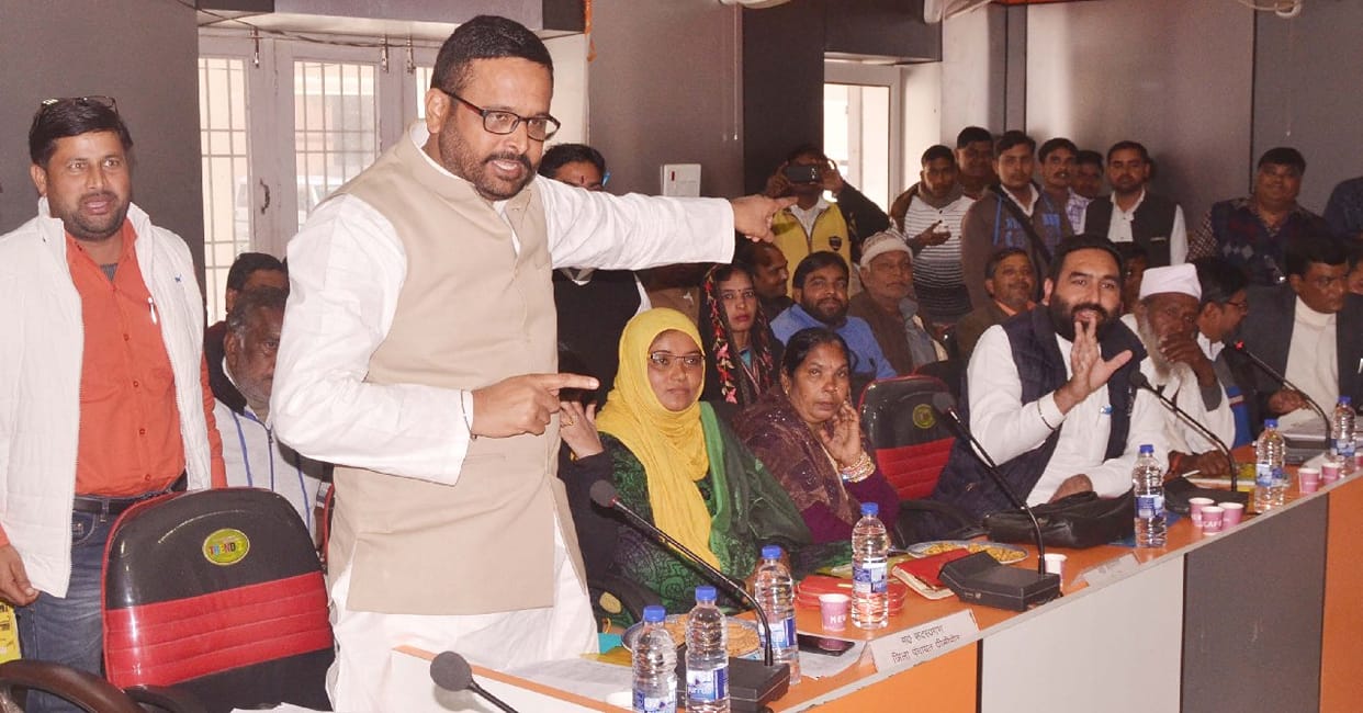 सदस्यों की जिद पर ठेकेदार को किया ब्लैक लिस्ट