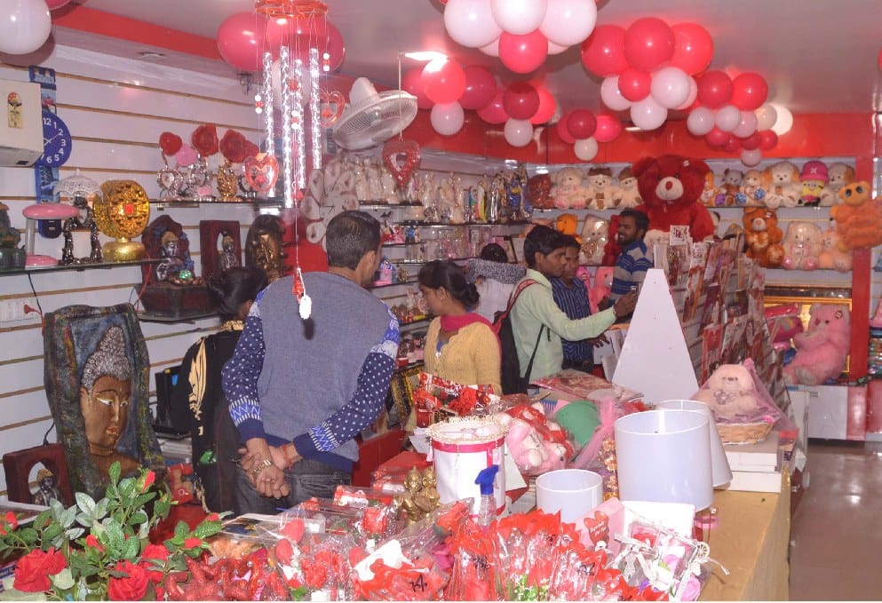 नए साल की तैयारियों में डूबा शहर