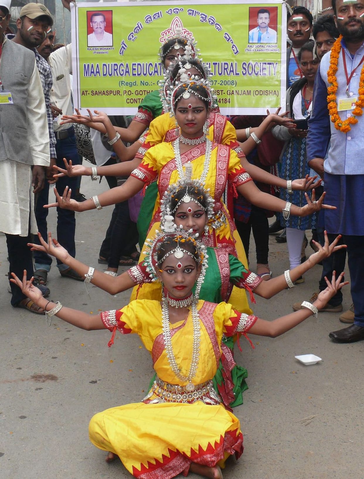 Road to theater, see the culture of many territories