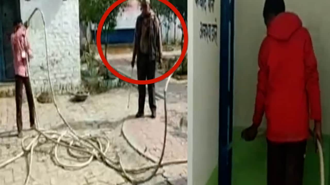 शौचालय साफ करते बच्चे