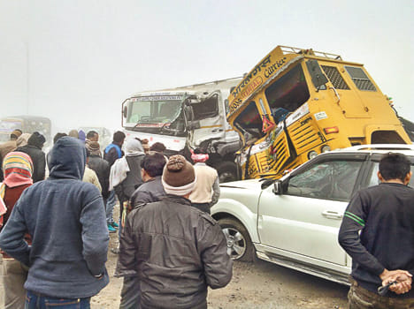 Four vehicles in a dense fog, three hours highway jam