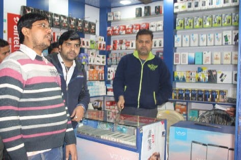 मोबाइल शॉप काटते दो चोर दबोचे, एक फरार