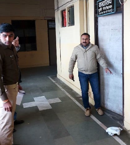 पुलिस सोती रही, दफ्तरों से सामान उड़ा ले गए चोर