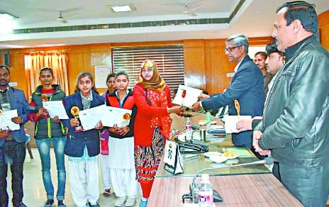 स्वच्छता में सराहनीय योगदान करने वाले पुरस्कृत
