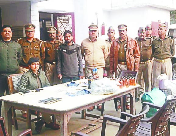 Police caught factory of fake liquor manufacturing in the jungle