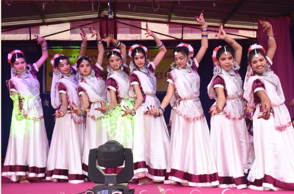 राजस्थानी और कश्मीरी नृत्य पर झूमें अभिभावक