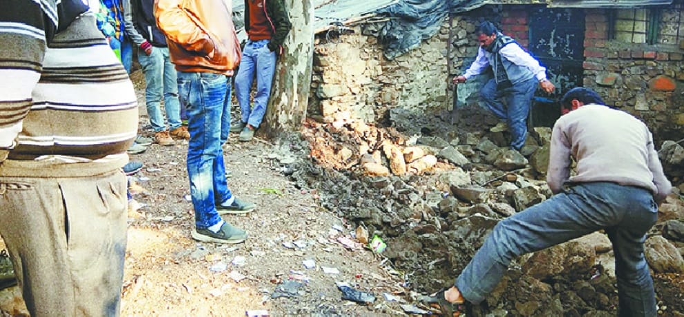 वन विभाग ने हटाया मंदिर के नाम पर हो रहा कब्जा