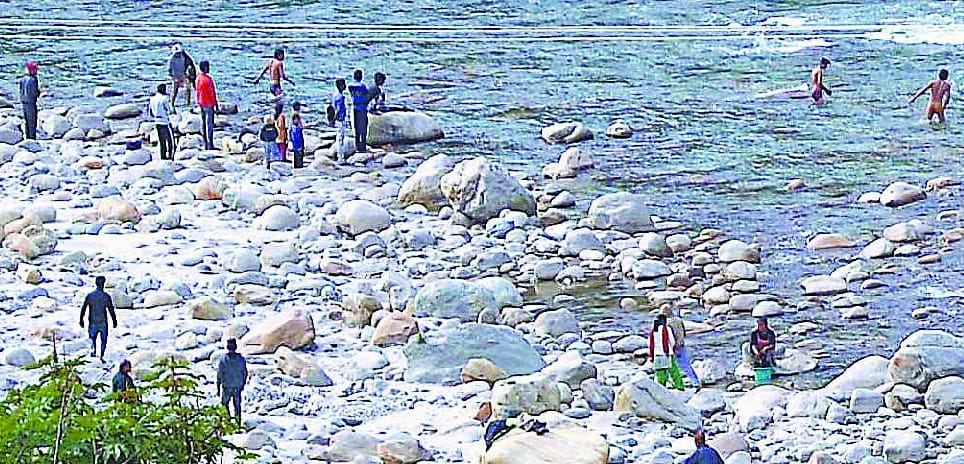 Explosions made to kill fish in Ramganga