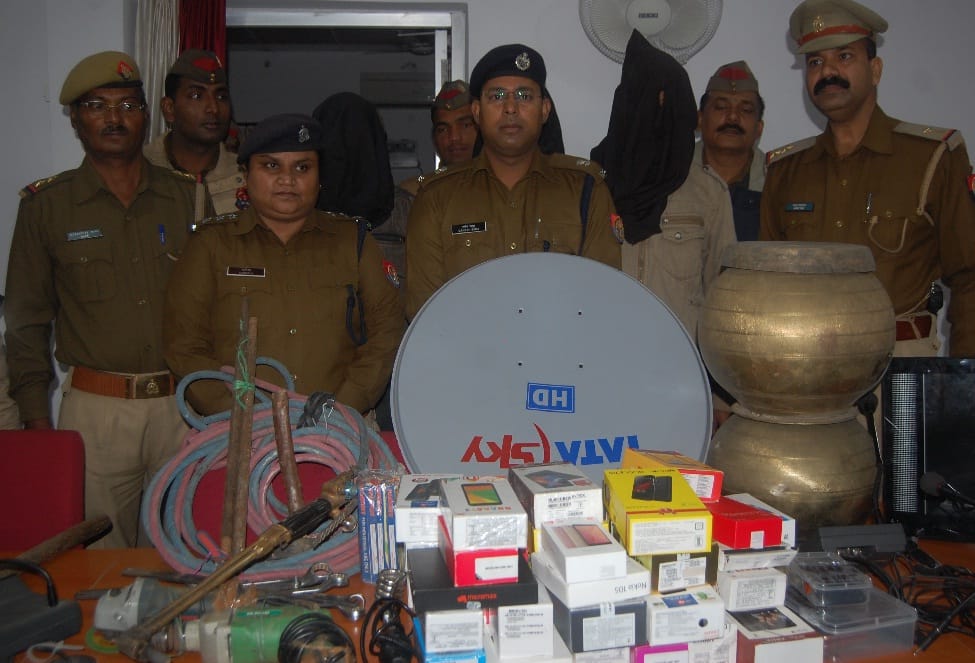 58 मोबाइल के साथ तीन चोर गिरफ्तार