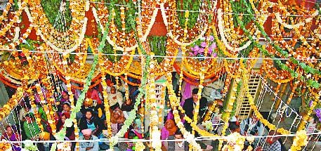 नए साल के लिए दुल्हन की तरह सजा दियोटसिद्ध मंदिर