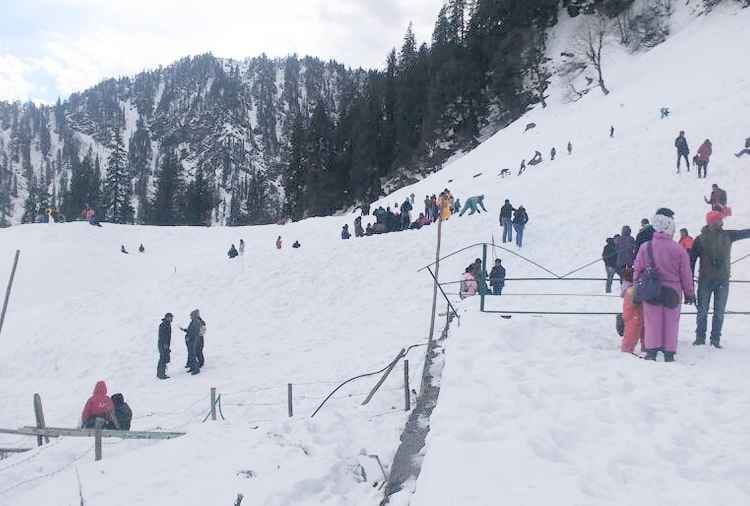 tourist in manali for new year celebration