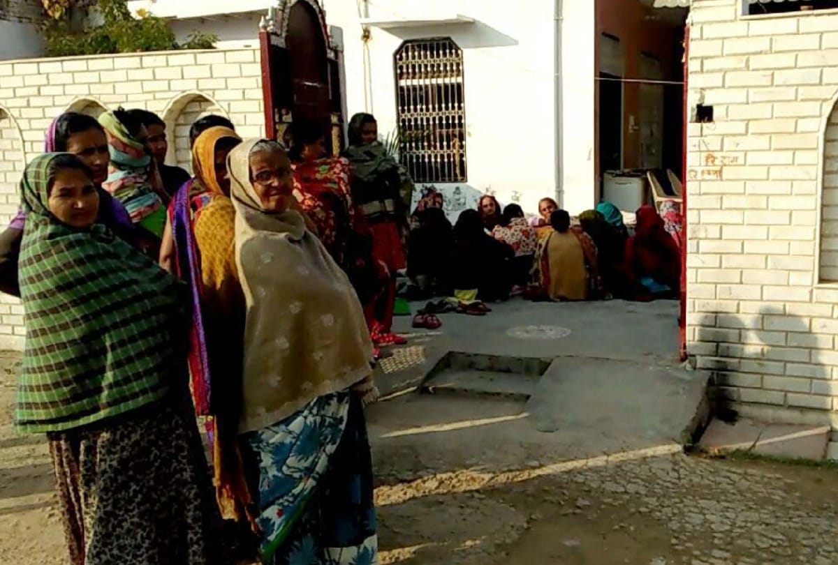 having murder of wife and son, sucide property dealer in new delhi