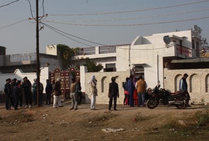 having murder of wife and son, sucide property dealer in new delhi