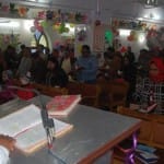 नए साल का जश्न मनाने चर्च पहुंचे लोग।