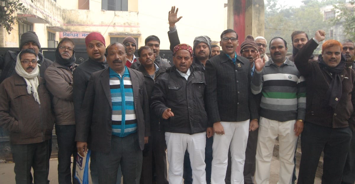 वकीलों ने रजिस्ट्री कार्यालय में लगाया ताला