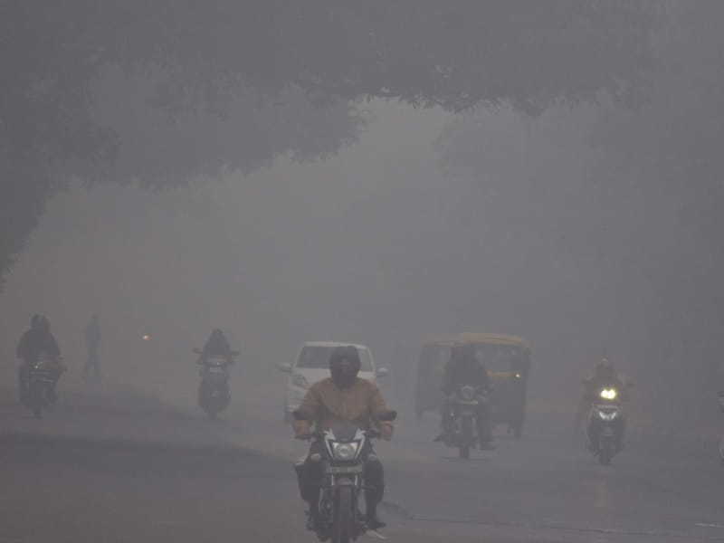 Season's most dense fog, temperature dropped by four degrees
