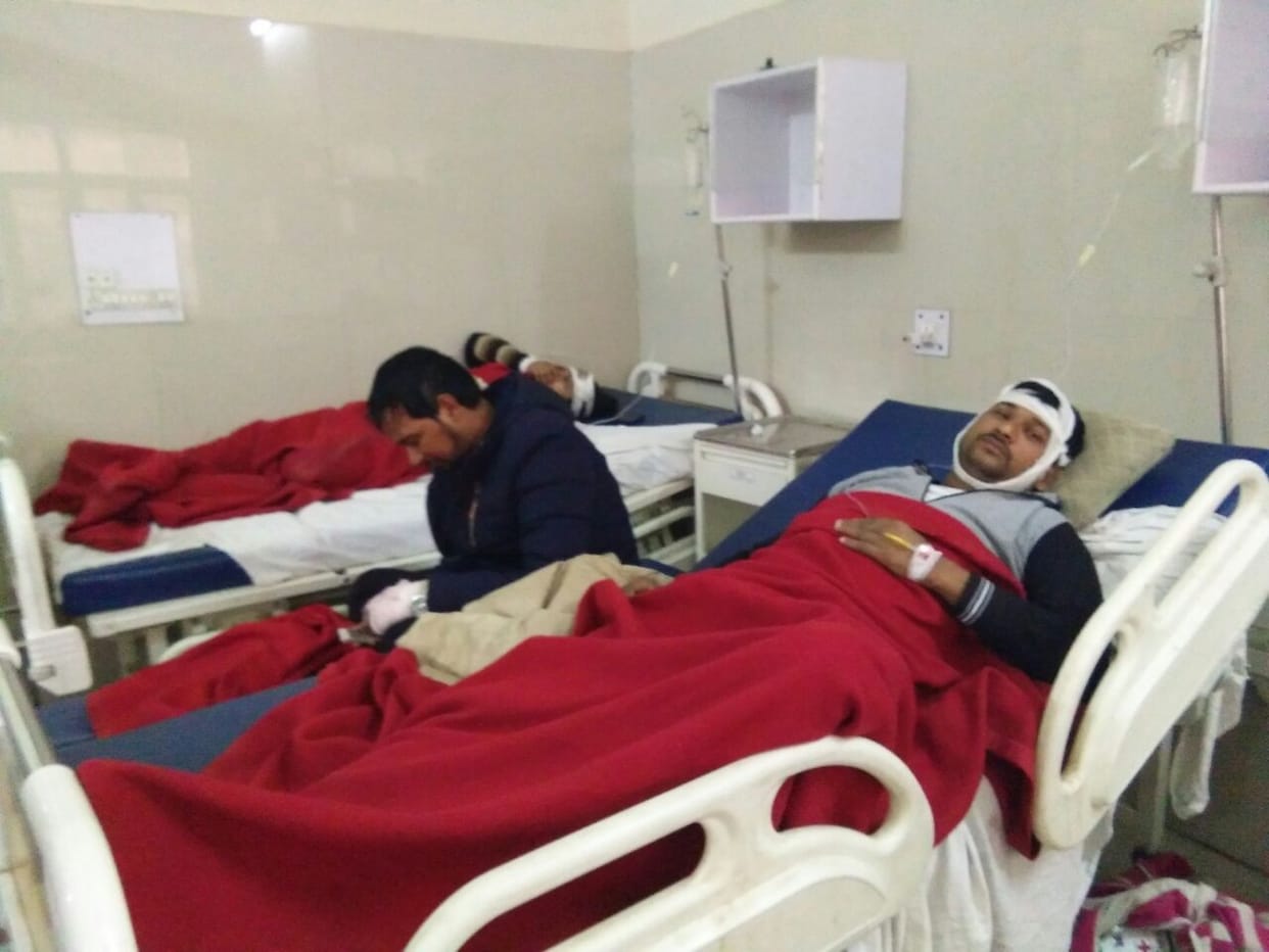 agra lucknow expressway accident three injured in firozabad