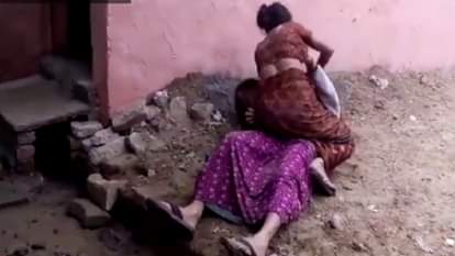 TWO WOMEN FIGHT IN AGRA FOR GARBAGE