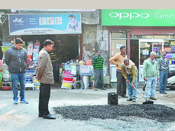 सीएम के बिलासपुर दौरे से पहले जागा लोनिवि, सुधारीं सड़कें