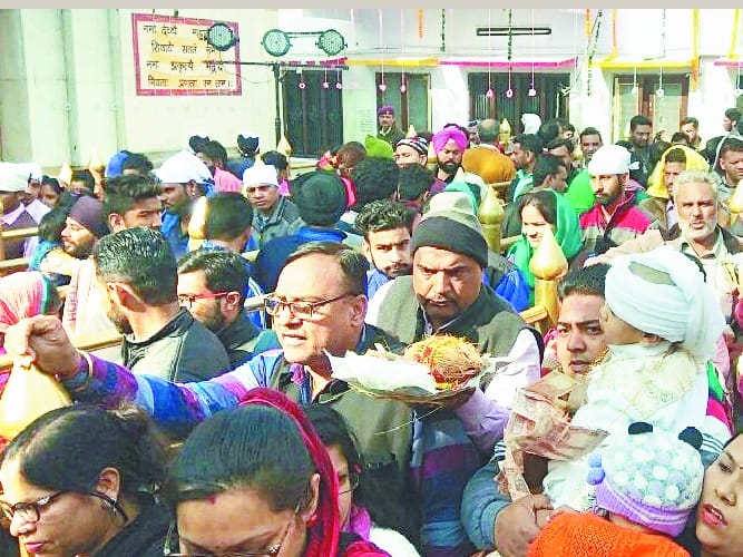 नववर्ष पर नयनादेवी मंदिर में श्रद्धालुओं ने टेका माथा