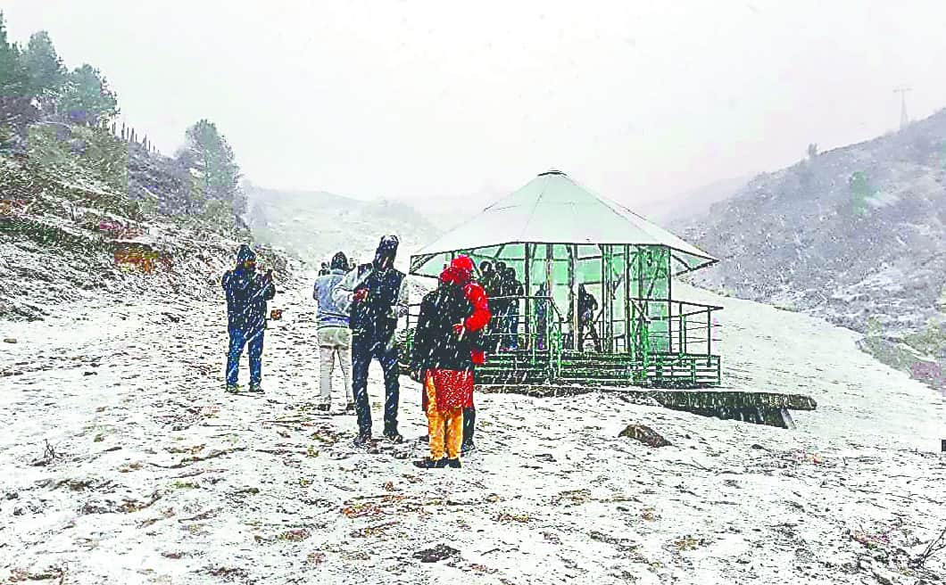 new year 2018 snowfall in auli and badrinath uttarakhand